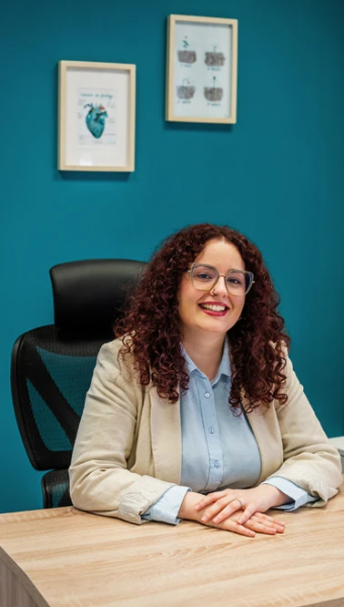 Psicóloga acompañando a paciente adulto en sesión terapéutica